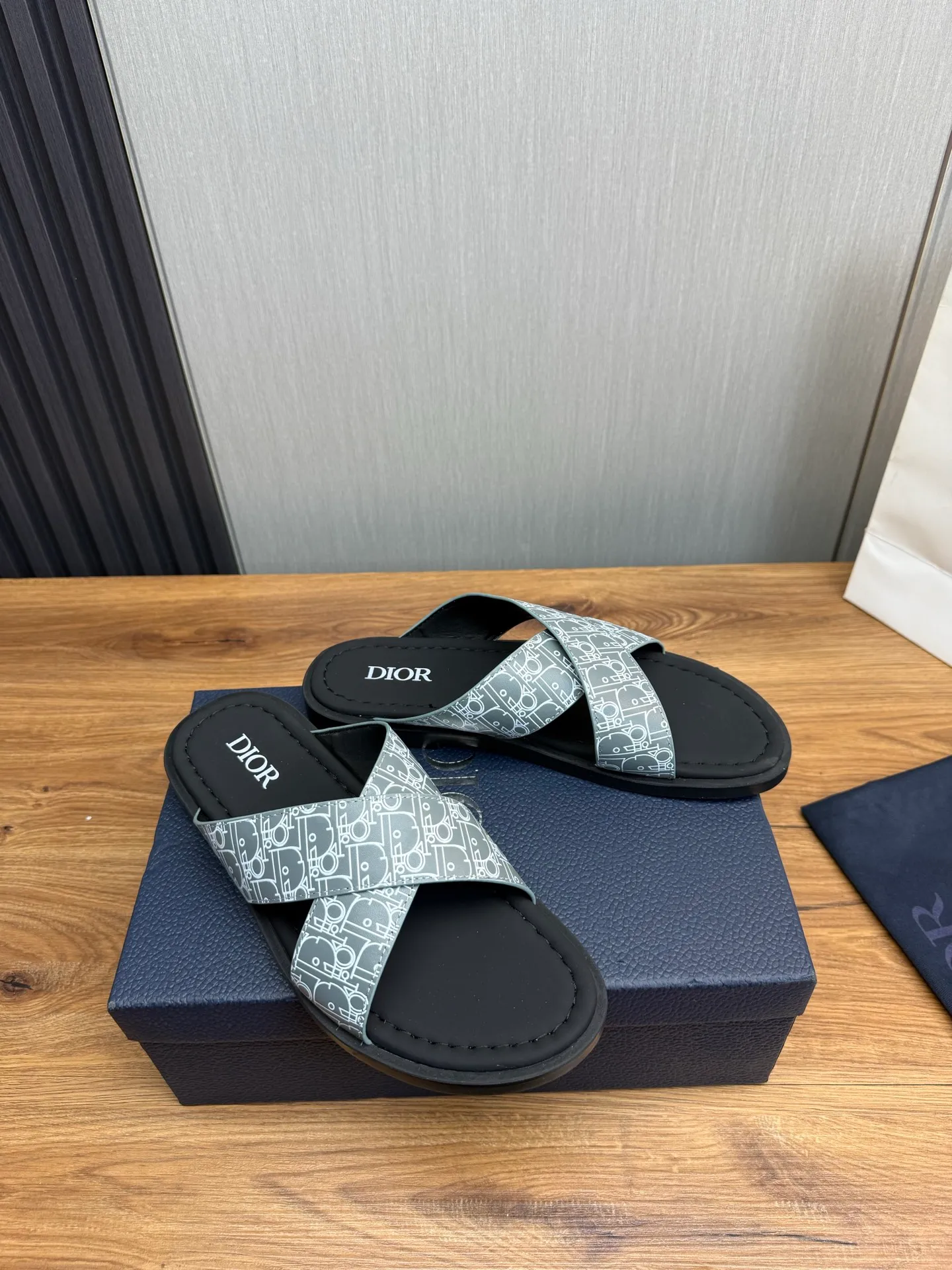 Men's shoes 💰300💰 Dior. Popular slippers hot sale 🔥 Available all year round ✅ Original original material 🩴 SIZE: 38-46 (45.46 non-refundable)